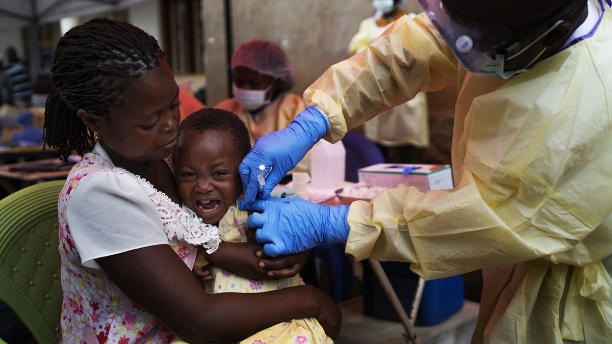 Ein Kind wird gegen Ebola geimpft. Gesundheitsexperten prüfen Fortschritte beim Kampf gegen die lebensgefährliche Infektionskrankheit Ebola im Kongo in Afrika.