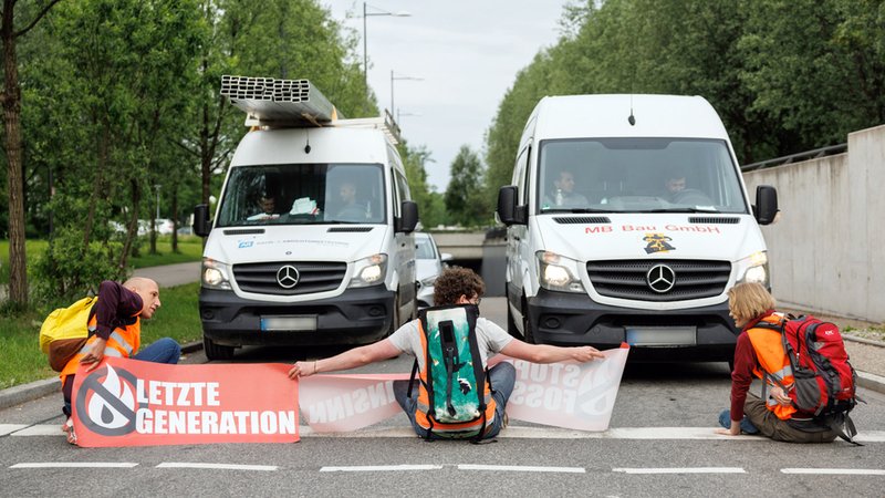 Aktivisten der "Letzte Generation" haben sich im Mai mit ihren Händen auf eine Ausfahrt vom Mittleren Ring in München geklebt. (Archivbild)