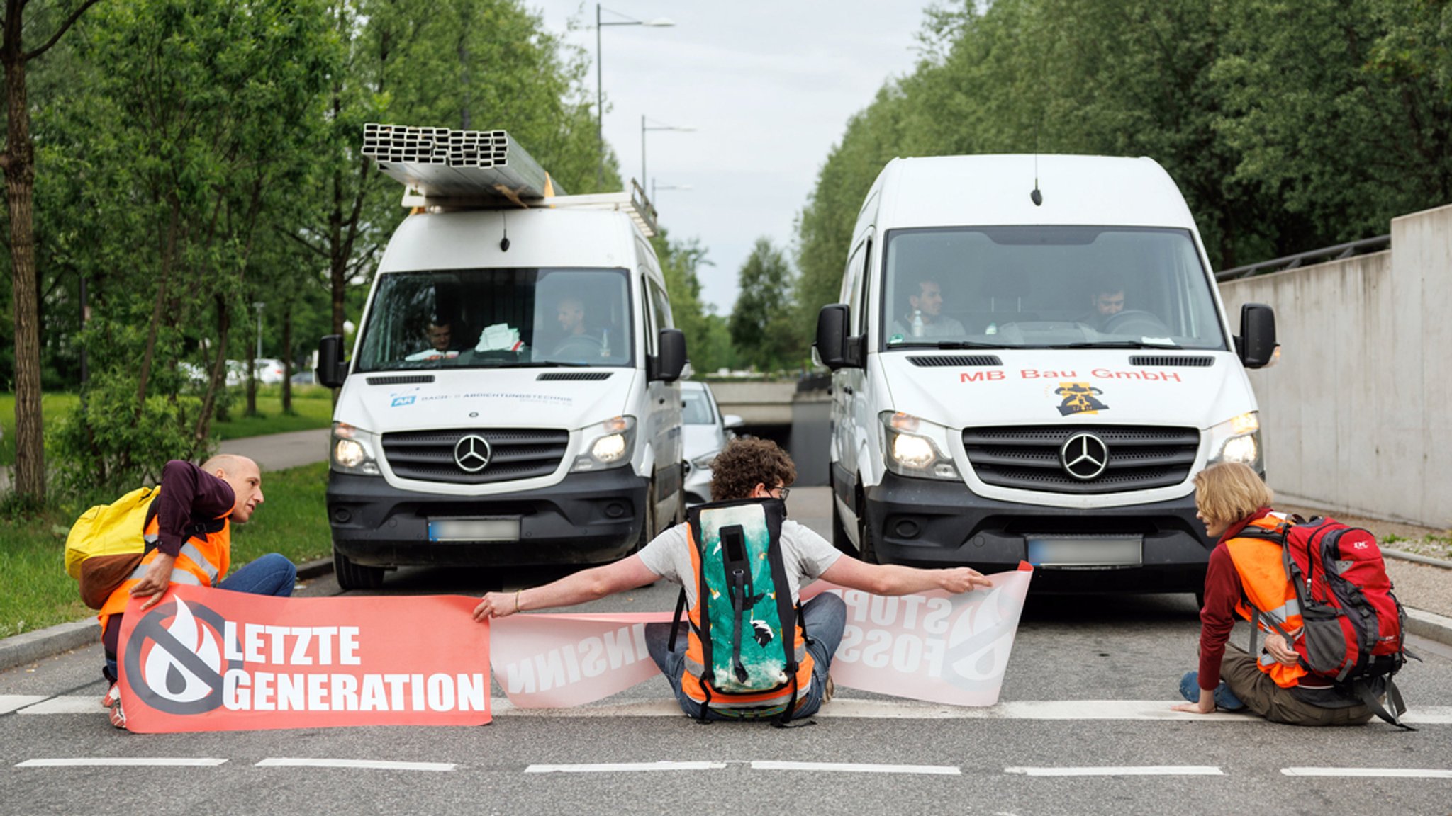 Aktivisten der "Letzte Generation" haben sich im Mai mit ihren Händen auf eine Ausfahrt vom Mittleren Ring in München geklebt. (Archivbild)