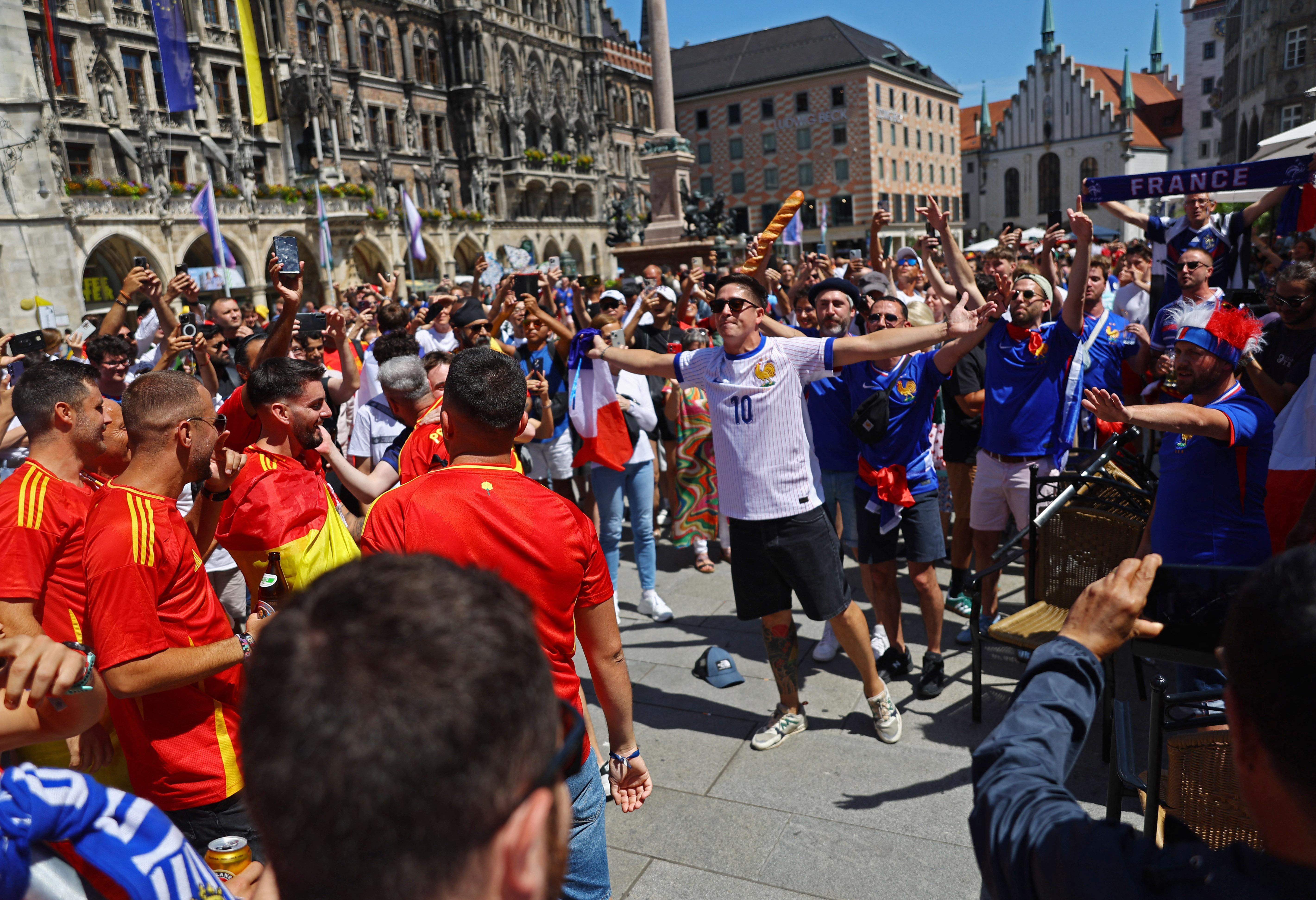 Spanien- und Frankreichfans am Marienplatz