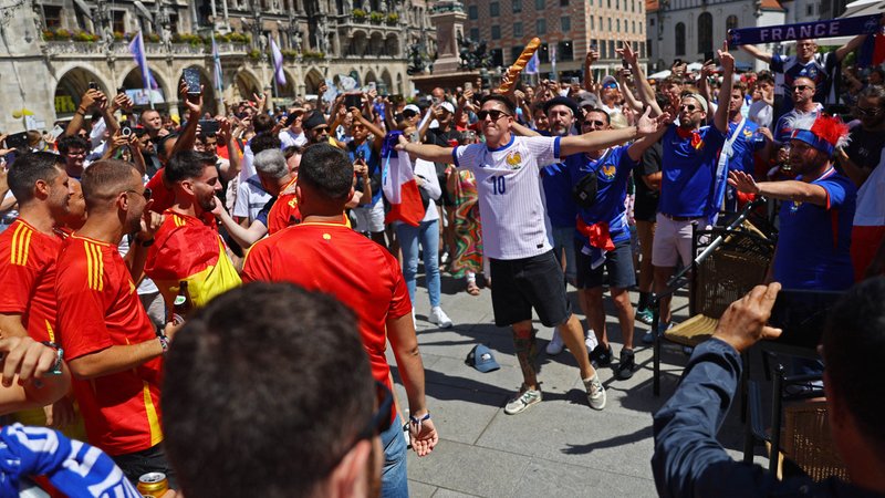 Spanien- und Frankreichfans am Marienplatz | Bild: Reuters Spanien- und Frankreichfans am Marienplatz