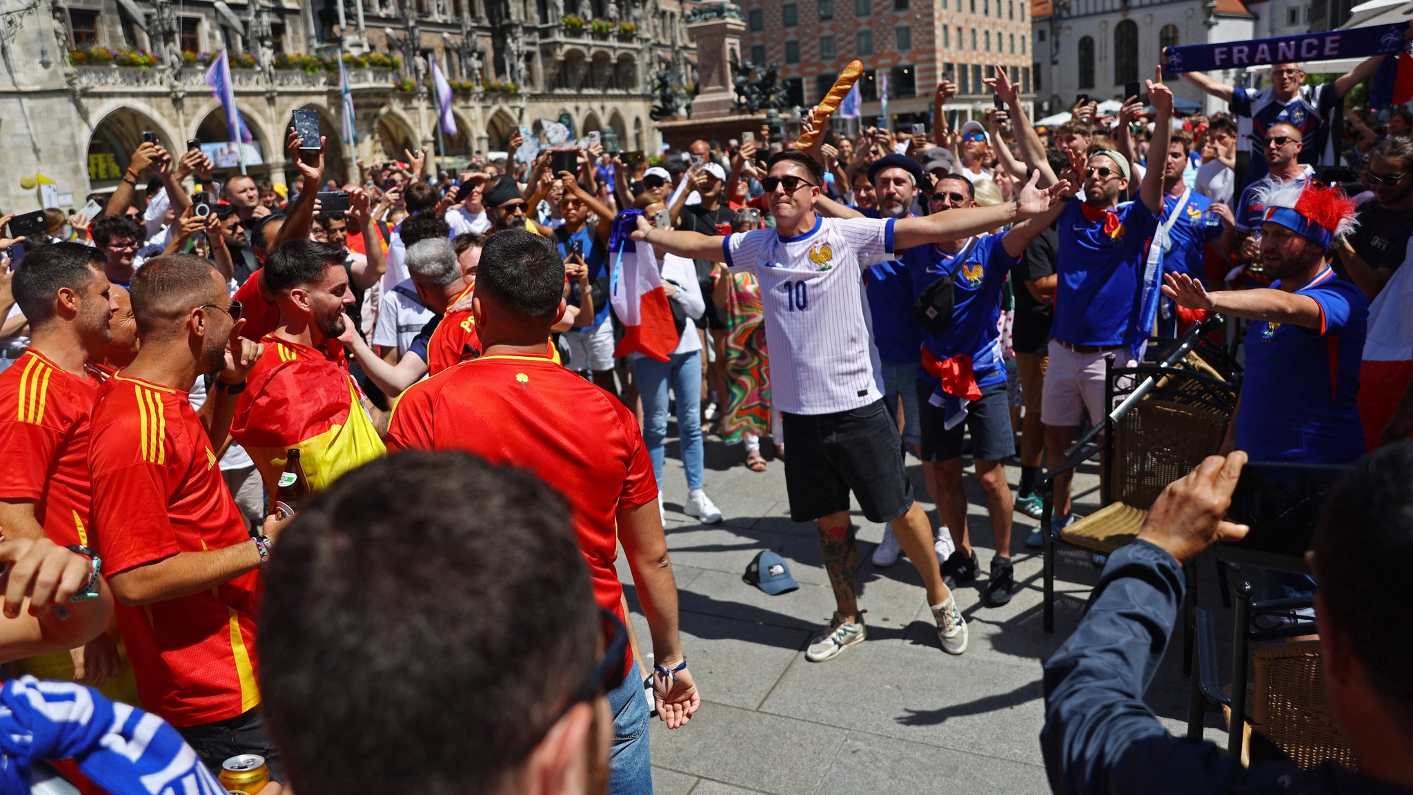 Spanien- und Frankreichfans am Marienplatz