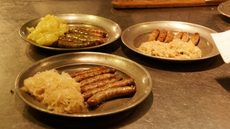 Drei Teller mit Nürnberger Rostbratwürsten und Beilagen stehen auf einem Tisch. | Bild: BR/Natasha Heuse Drei Teller mit Nürnberger Rostbratwürsten und Beilagen stehen auf einem Tisch.