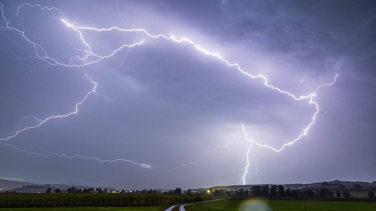 Blitze am Freitagabend über Schönthal im Landkreis Cham