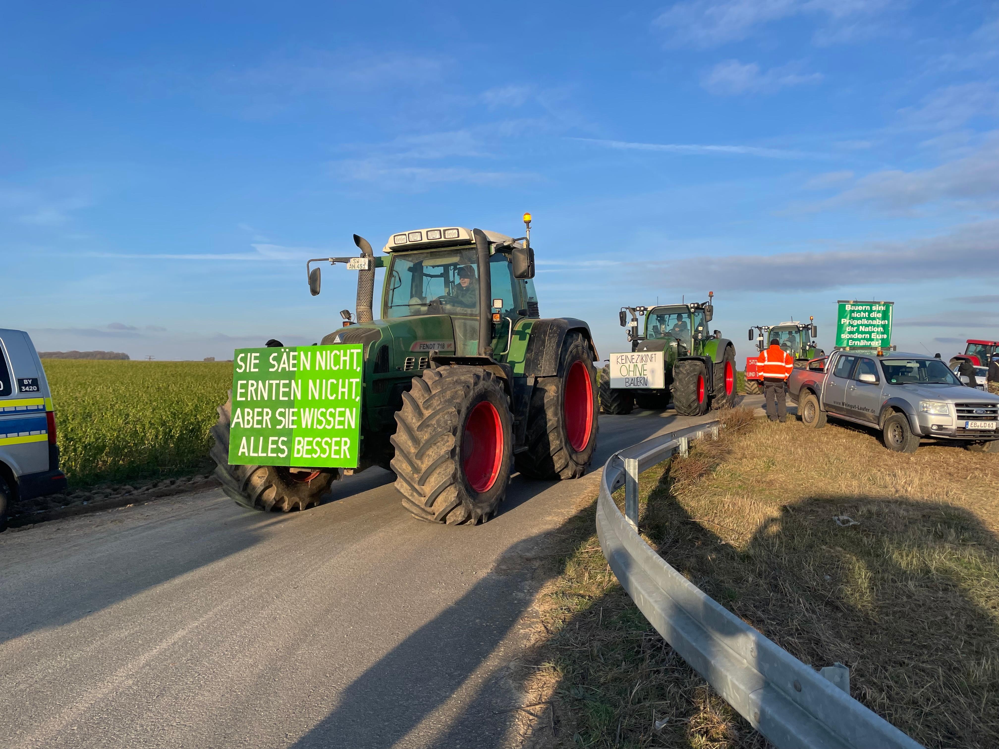 (Archivbild) Traktoren stehen auf einem Autobahnzubringer der A3 im unterfränkischen Bibelried.
