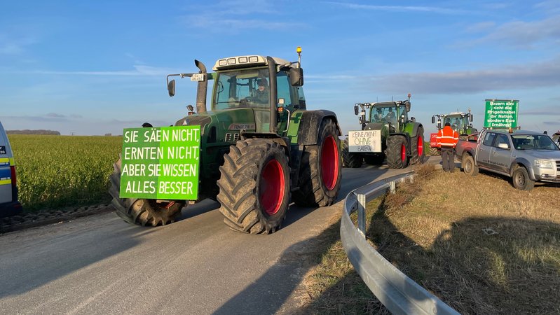 (Archivbild) Traktoren stehen auf einem Autobahnzubringer der A3 im unterfränkischen Bibelried. | Bild: BR/Pirmin Breninek (Archivbild) Traktoren stehen auf einem Autobahnzubringer der A3 im unterfränkischen Bibelried.