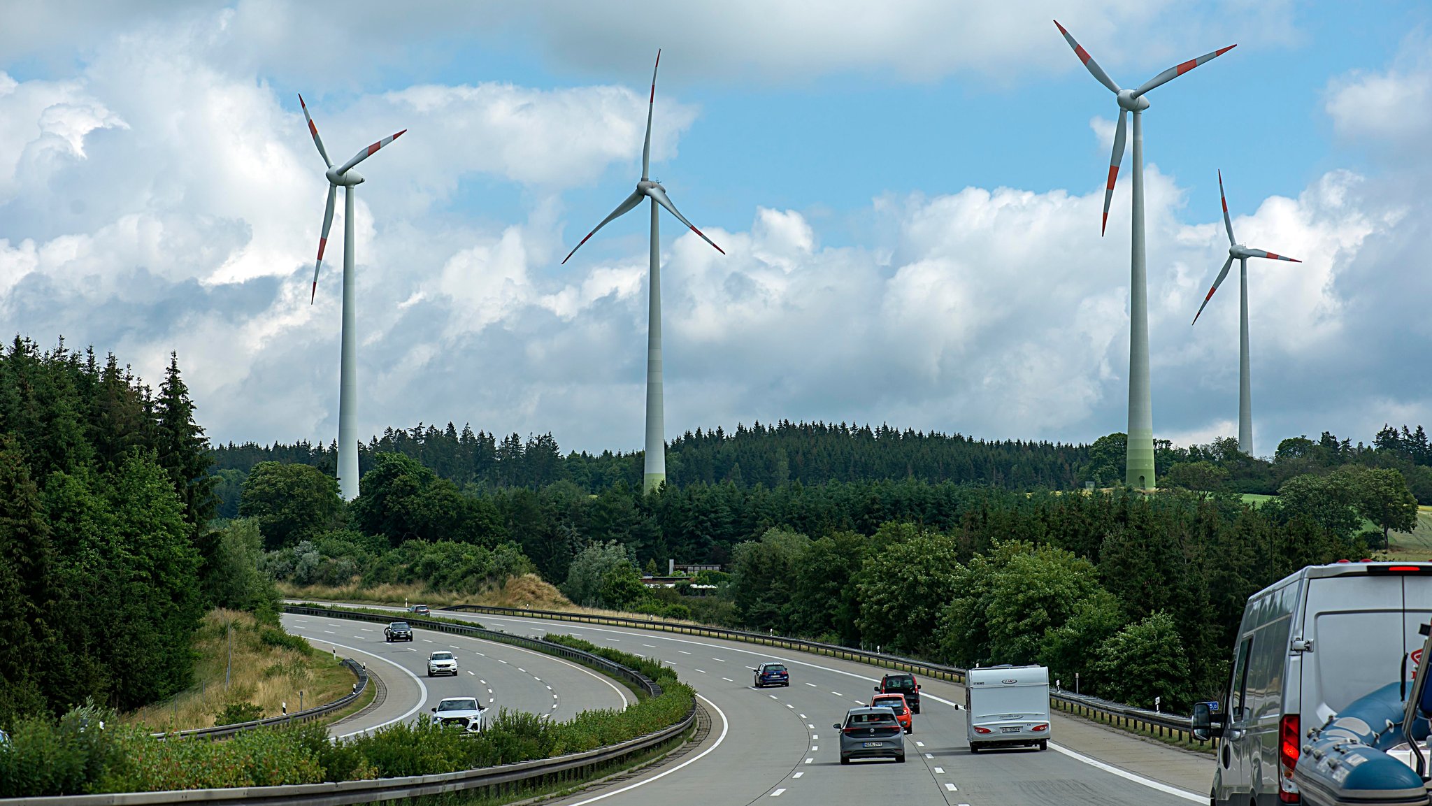 Windräder an der A9 in Franken