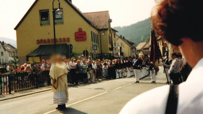 Der ehemalige Pfarrer bei einer Prozession