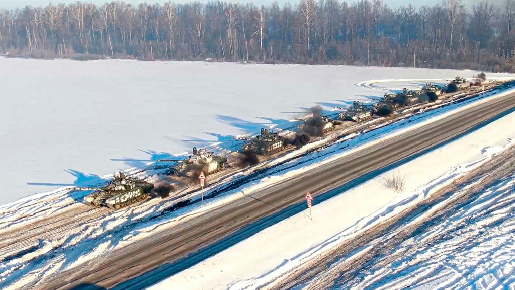 Panzer fahren durch den Schnee. 