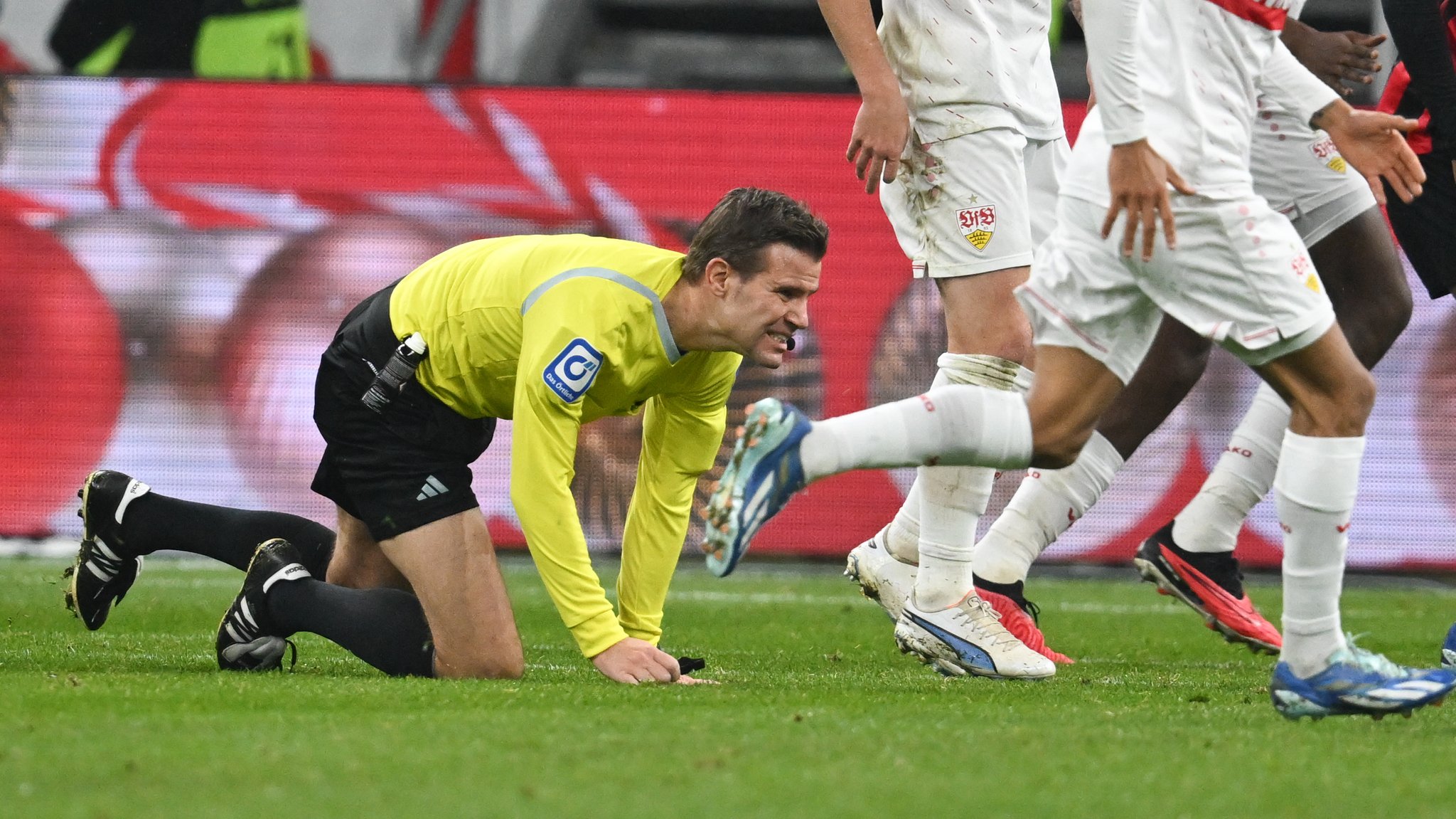 Schiedsrichter Felix Brych in der Partie Eintracht Frankfurt - VfB Stuttgart