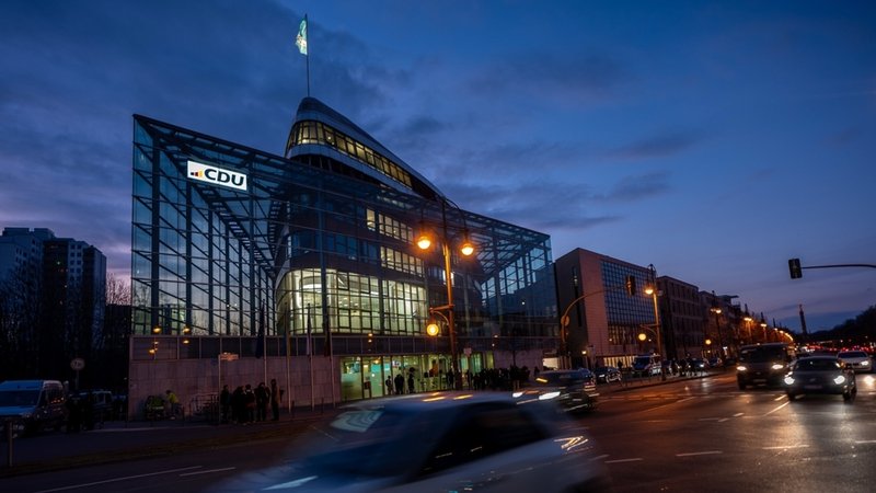 (Symbolbild) Im Konrad-Adenauer-Haus findet die erste Runde der Koalitionsverhandlungen statt. | Bild: dpa-Bildfunk/Michael Kappeler (Symbolbild) Im Konrad-Adenauer-Haus findet die erste Runde der Koalitionsverhandlungen statt.