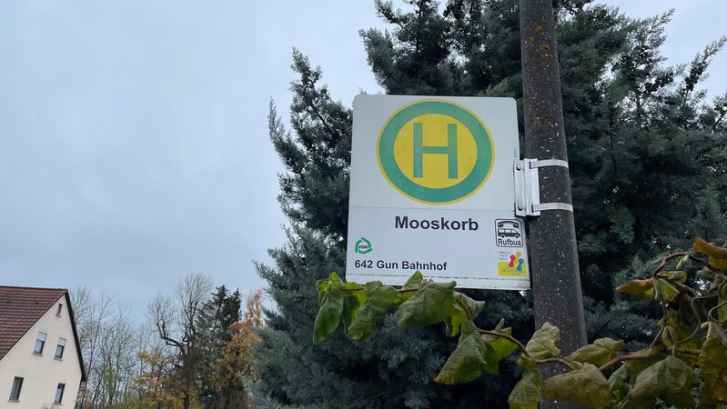 Rufbushaltestelle in einem Ortsteil von Gunzenhausen. | Bild: BR/Vera Held Rufbushaltestelle in einem Ortsteil von Gunzenhausen.