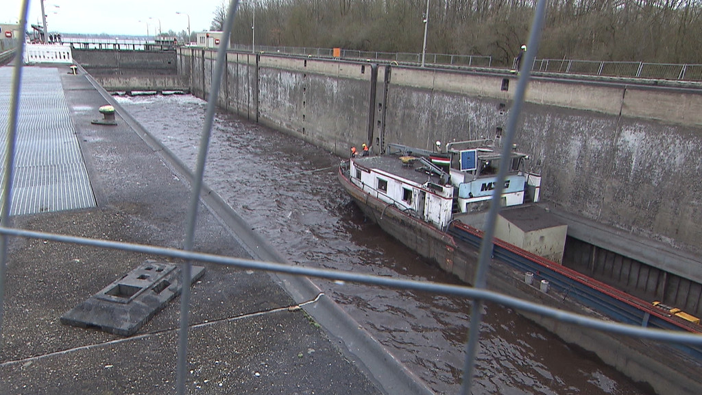 Der gesunkene Donau-Frachter in der Schleuse Geisling | Bild: BR Der gesunkene Donau-Frachter in der Schleuse Geisling