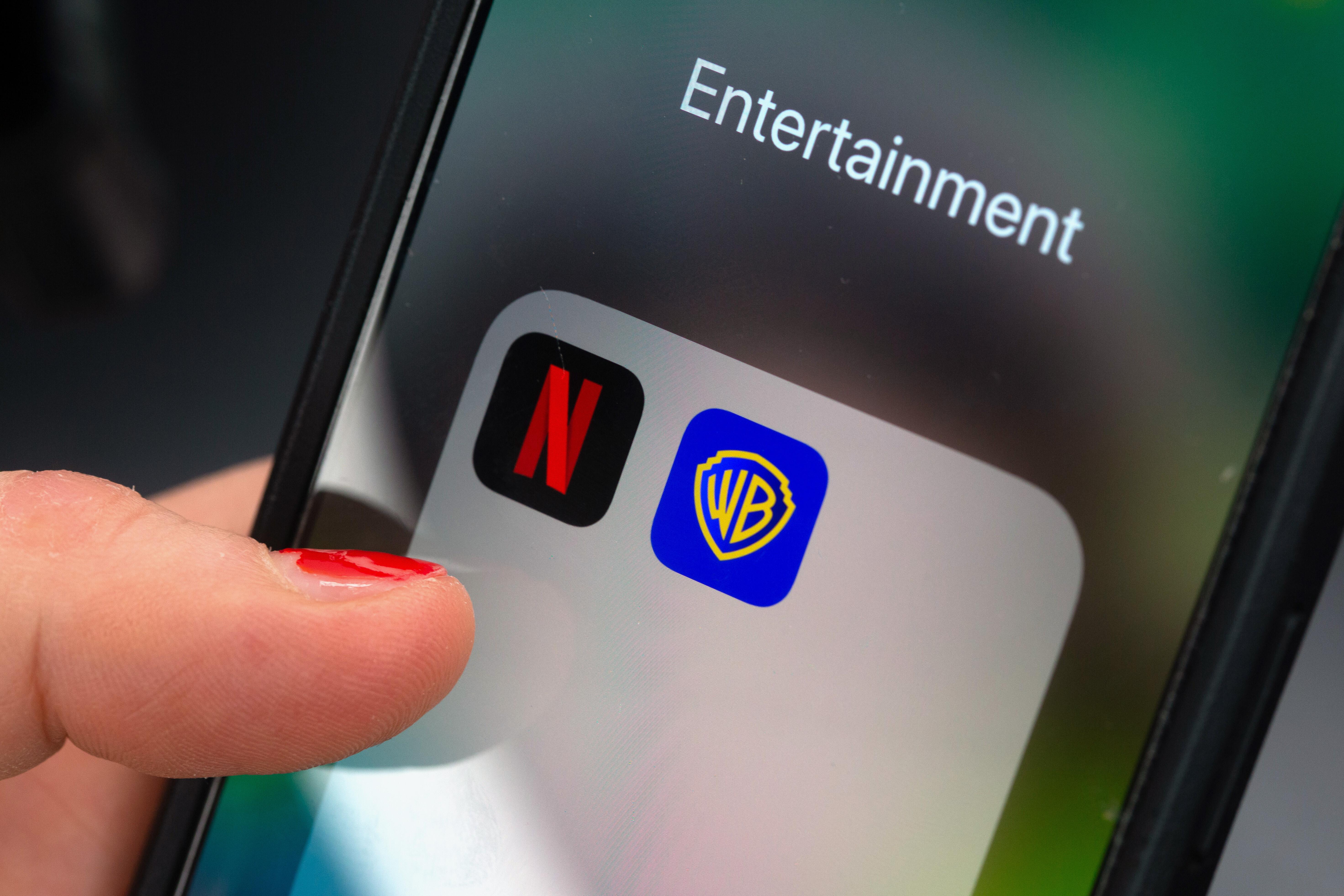 Netflix und Warner Brothers als App-Logos auf Smartphone