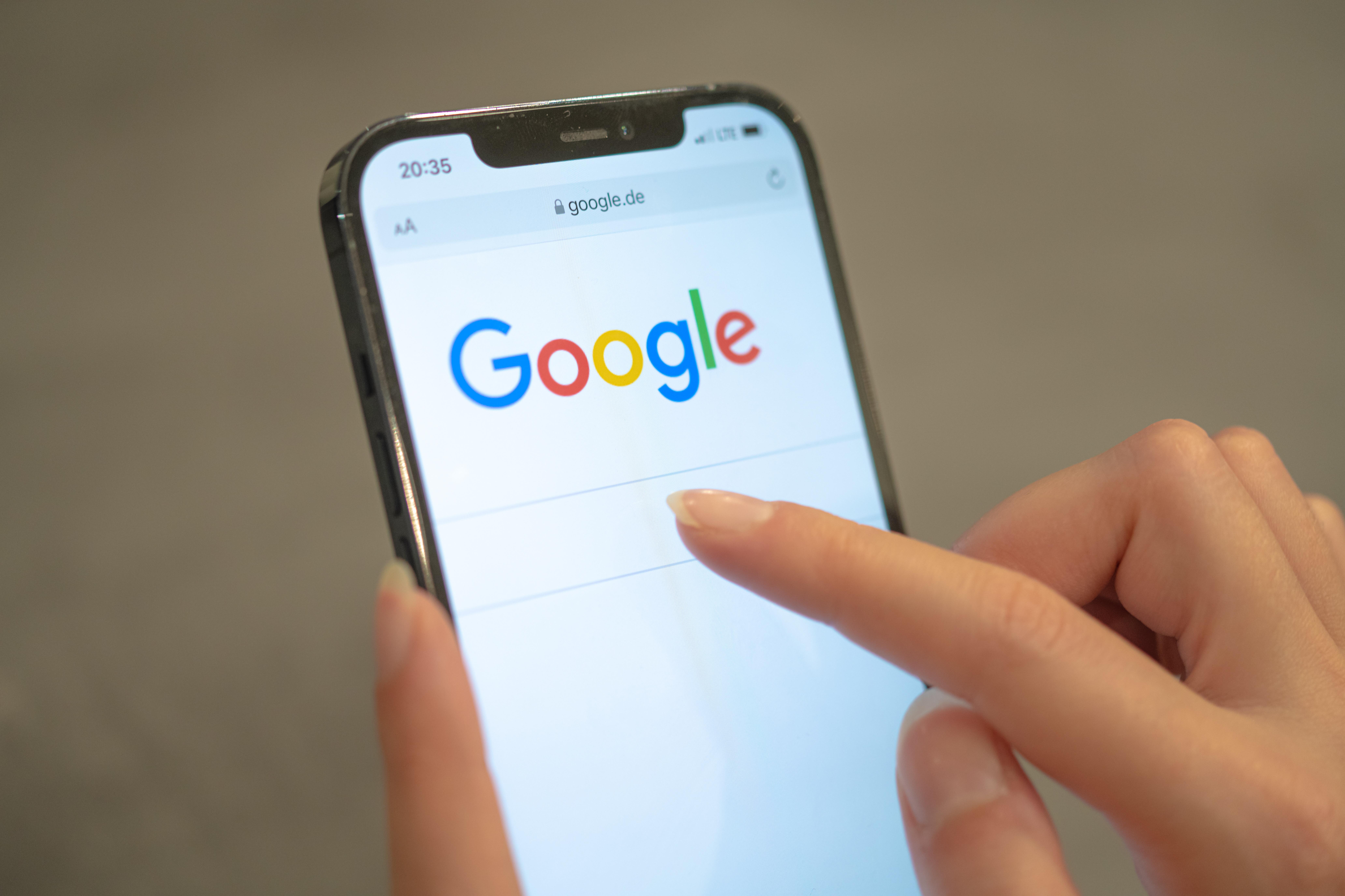 (Symbolbild) Die Google-Suche auf einem Smartphone