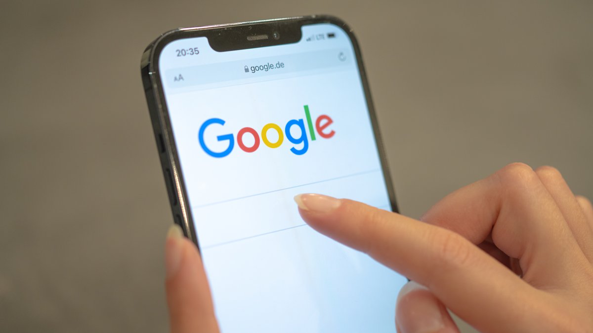 (Symbolbild) Die Google-Suche auf einem Smartphone