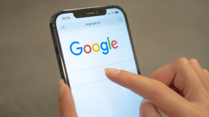 (Symbolbild) Die Google-Suche auf einem Smartphone | Bild: picture alliance/dpa | Mohssen Assanimoghaddam (Symbolbild) Die Google-Suche auf einem Smartphone
