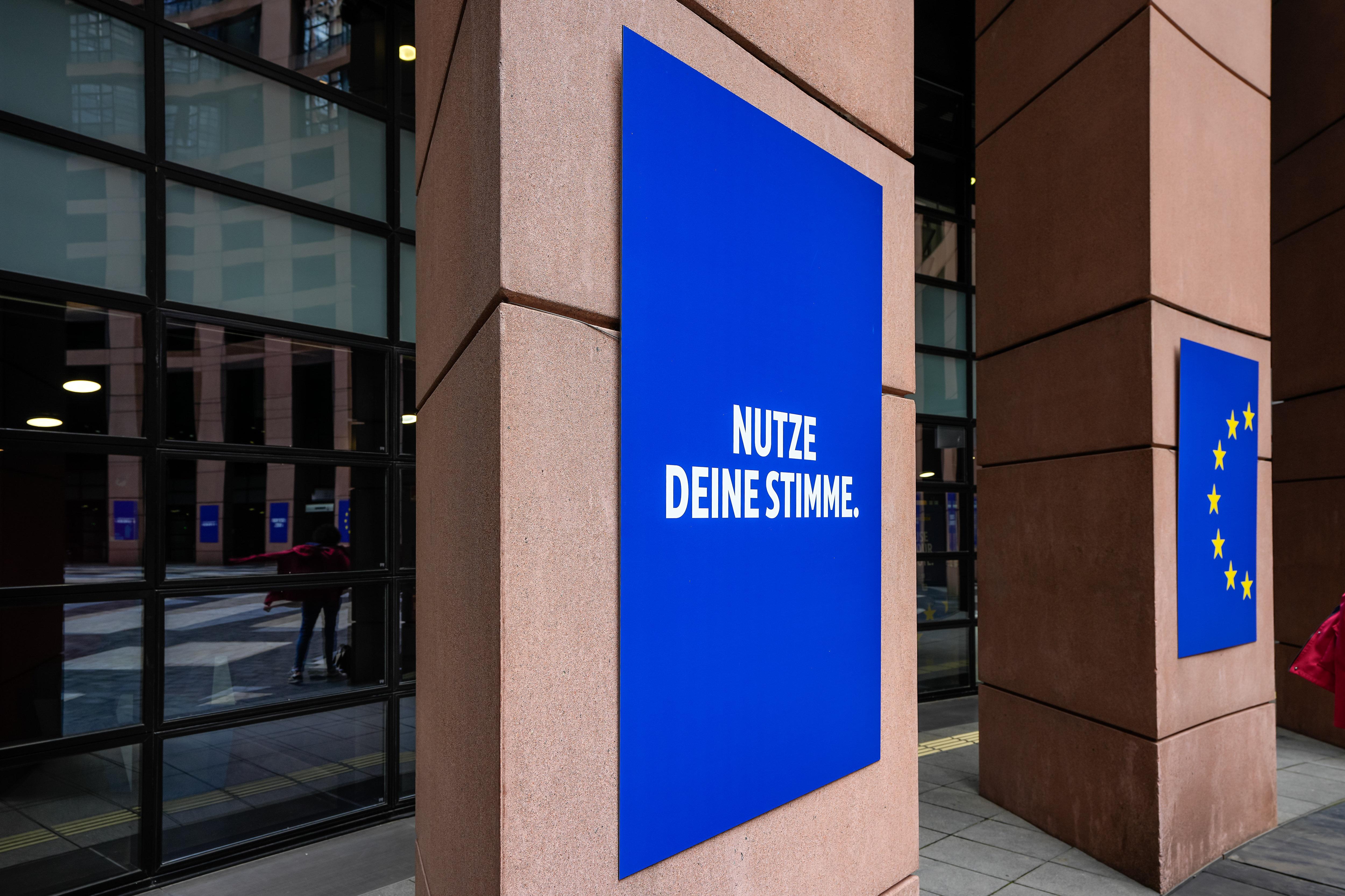 Blaue Tafeln mit der Aufschrift "NUTZE DEINE STIMME", zur anstehenden Europawahl. 