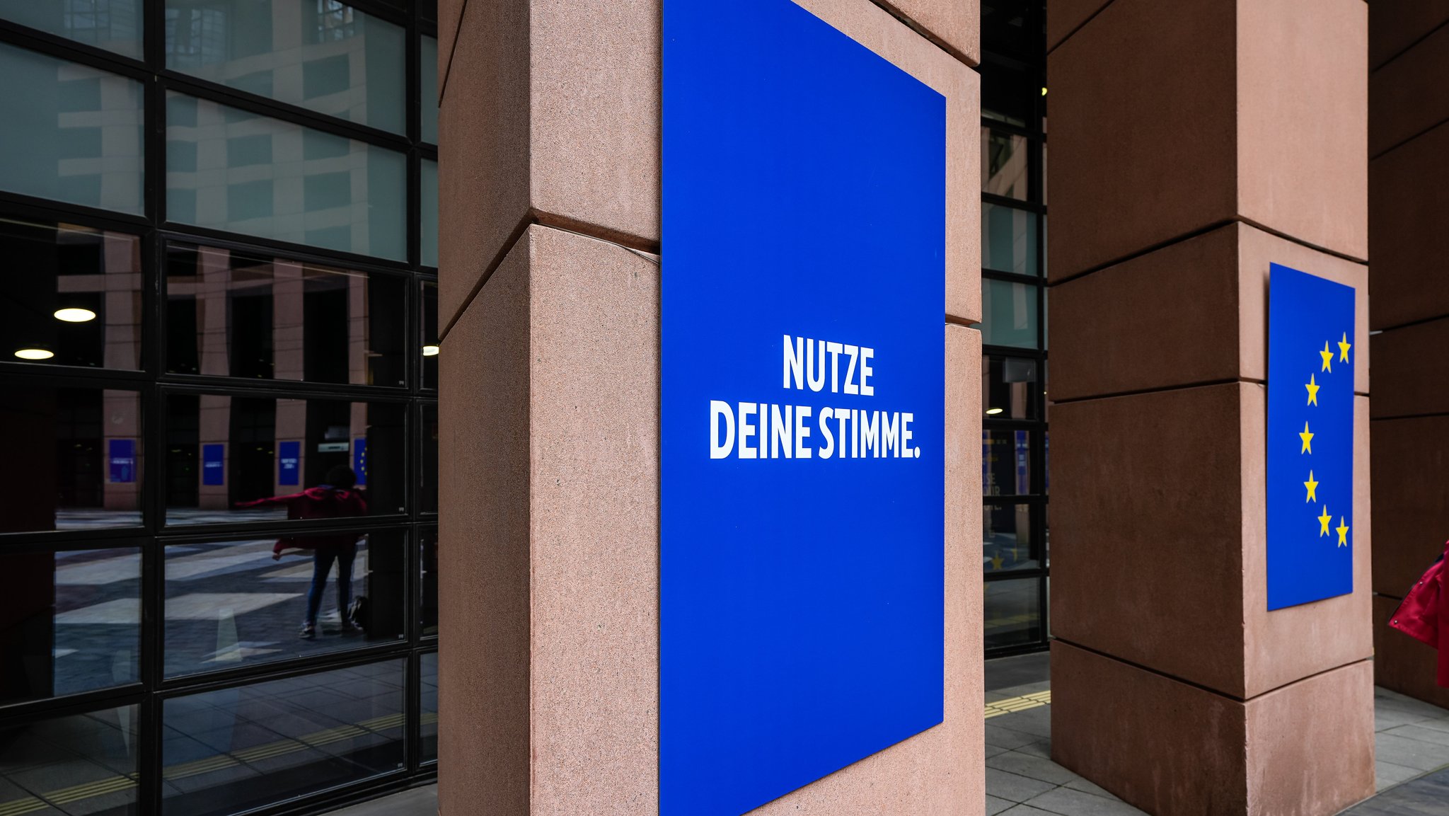 Blaue Tafeln mit der Aufschrift "NUTZE DEINE STIMME", zur anstehenden Europawahl. 