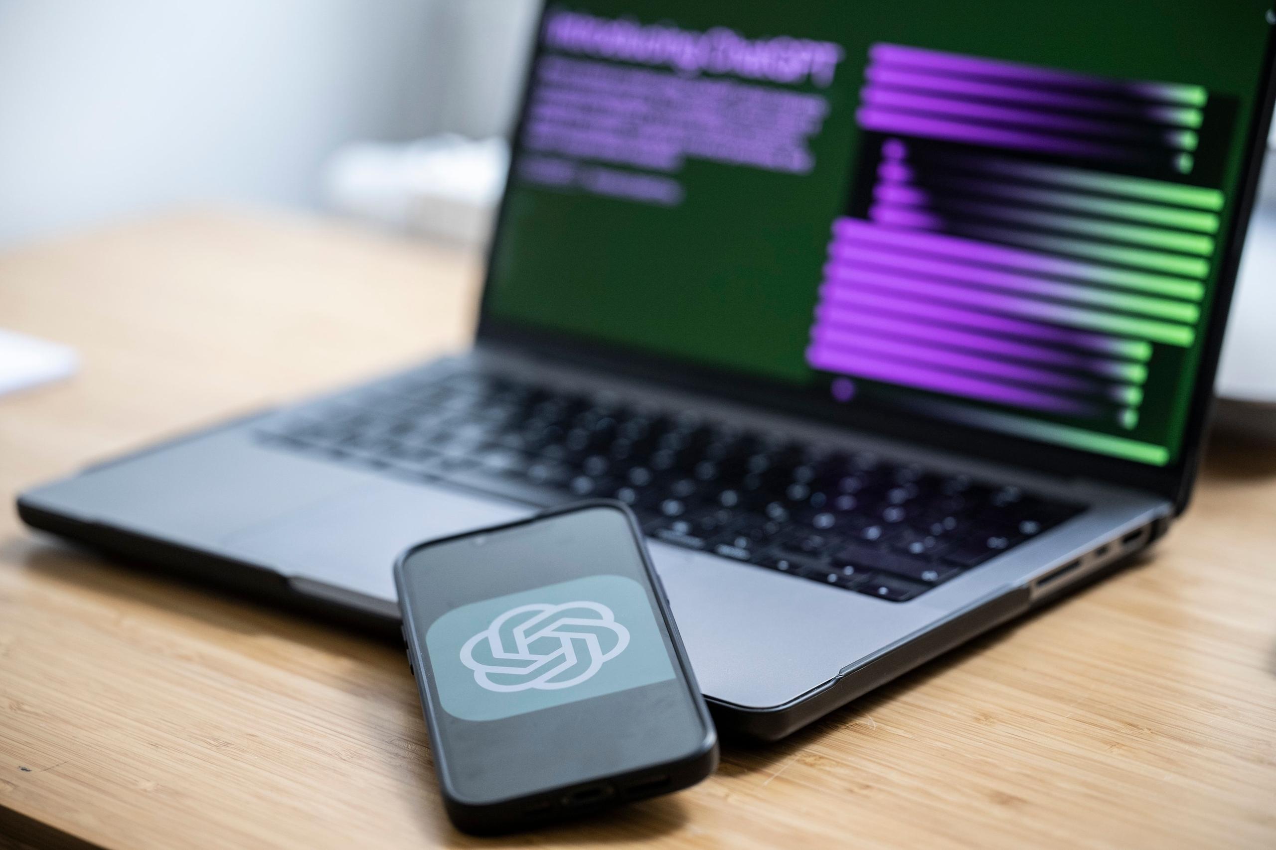 Auf dem Monitor eines Handys ist das ChatGPT-Logo zu sehen.