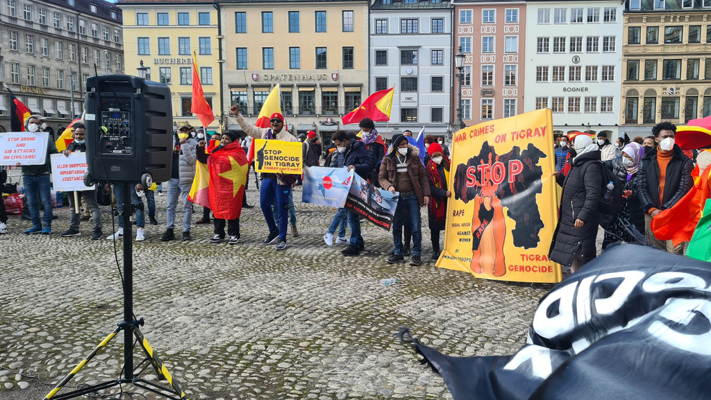 Teilnehmende bei der Demo gegen "Völkermord am Volk der Tigray in Äthiopien" auf dem Max-Joseph-Platz