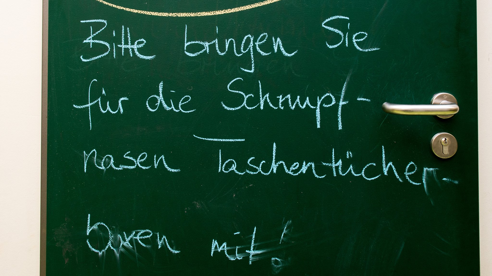 Symbolbild: Bitte bringen Sie für die Schnupfnasen Taschentücherboxen mit