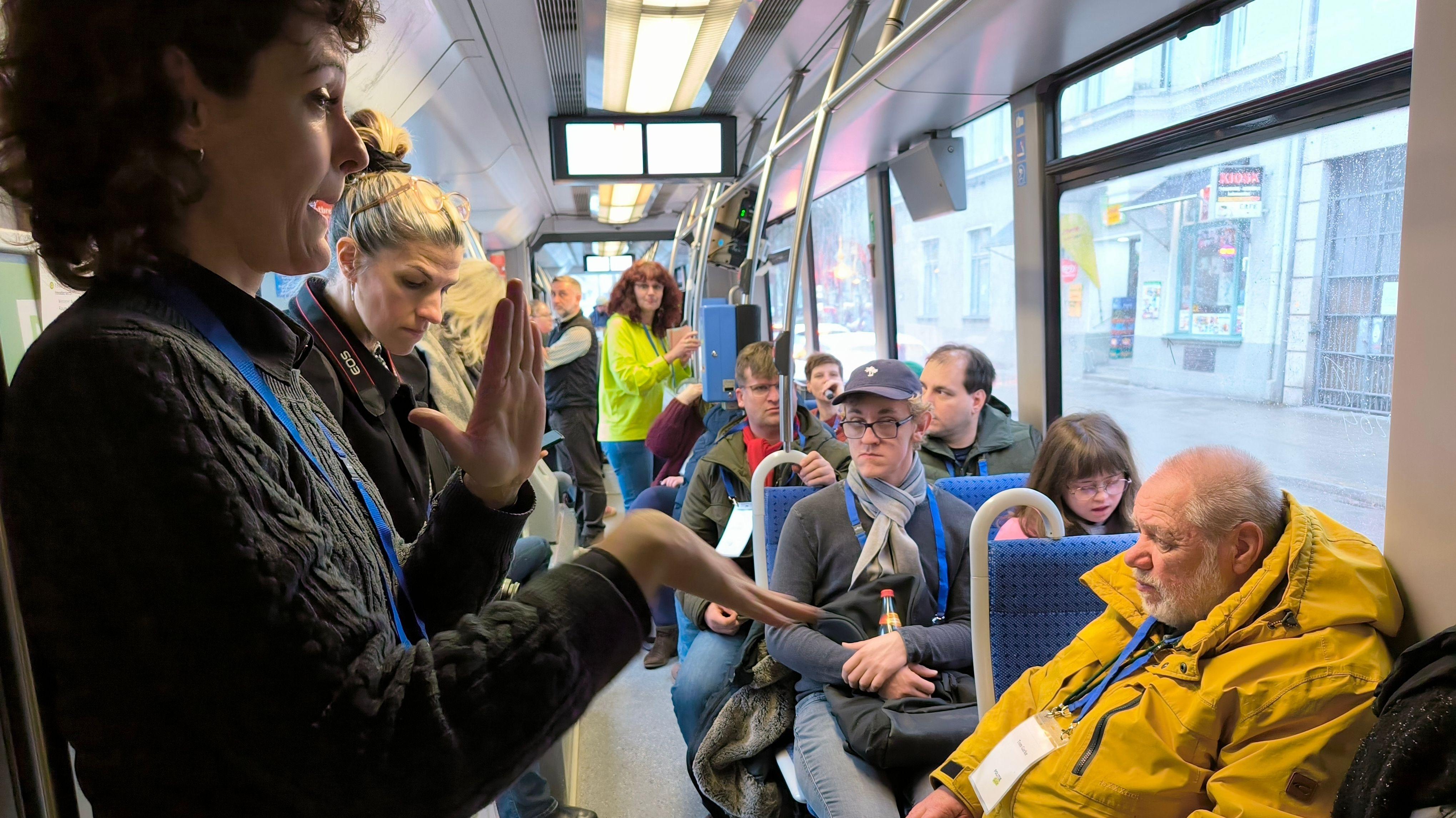 Eine Gebärdendolmetscherin bei der Arbeit während der Politik-Tram