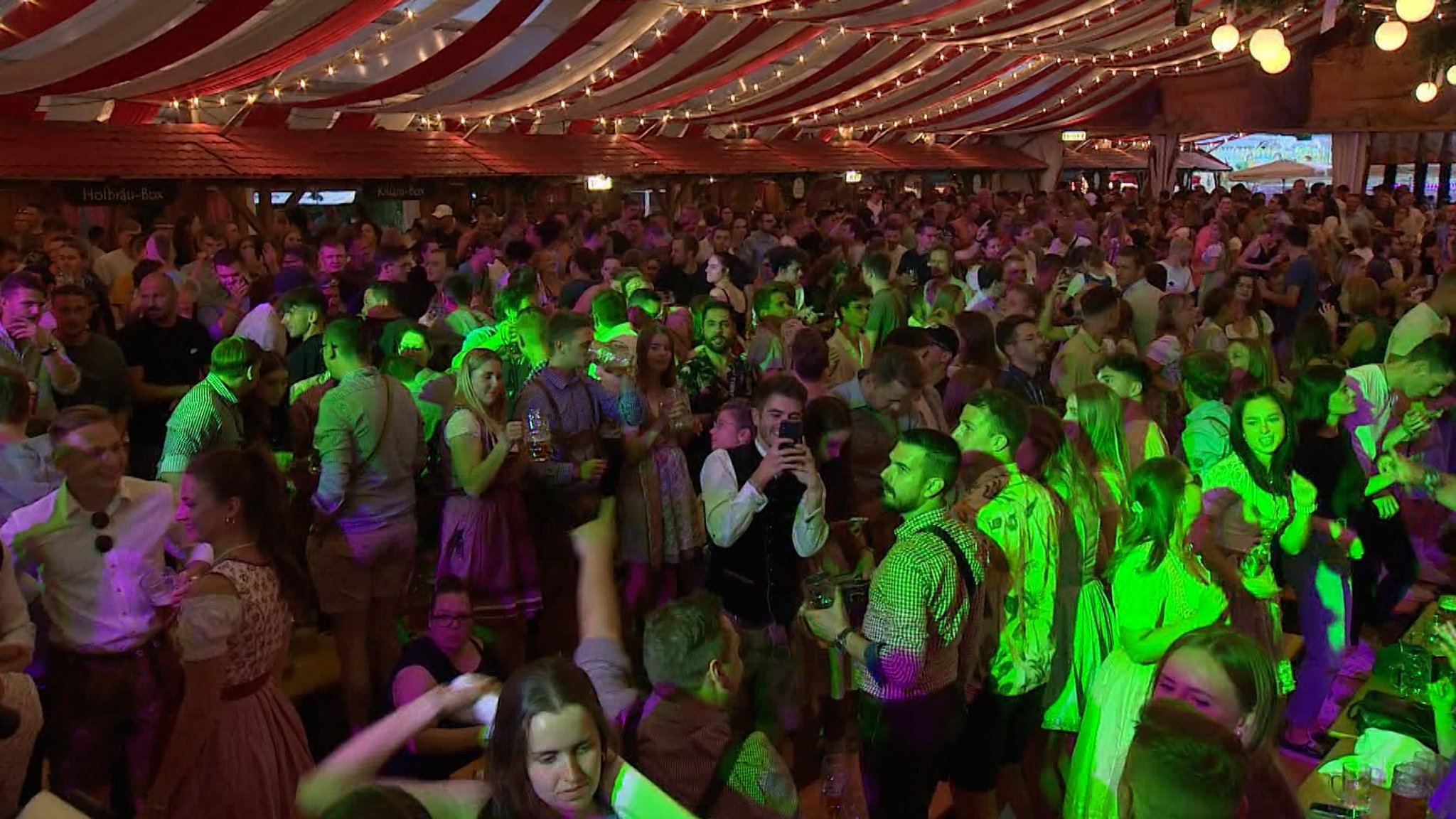 Feiernde auf Kiliani-Volksfest in Würzburg