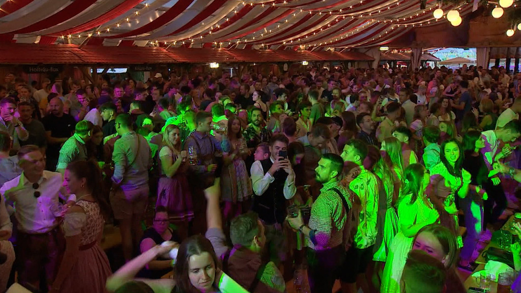 Feiernde auf Kiliani-Volksfest in Würzburg | Bild: BR Feiernde auf Kiliani-Volksfest in Würzburg
