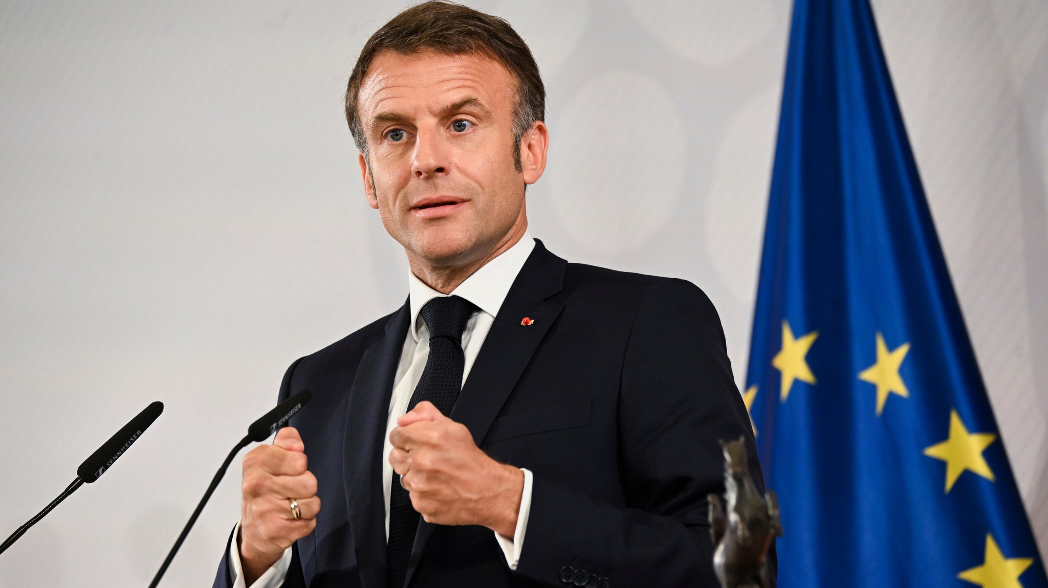 Der französische Staatspräsident Emmanuel Macron im historischen Rathaus von Münster. 