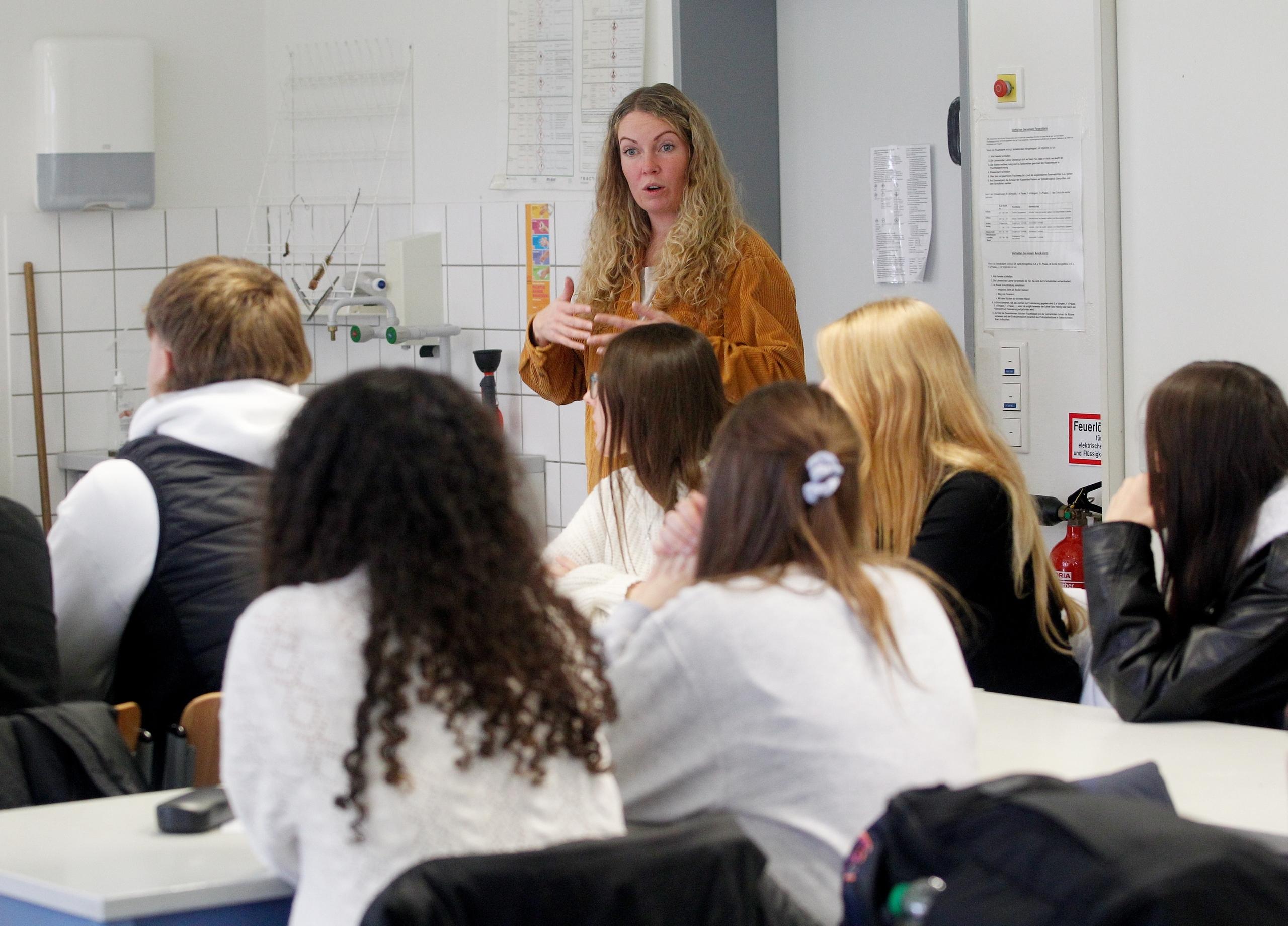 Klassenzimmer mit Schülerinnen und Schülern. Eine ifo-Studie untersuchte die Bildungsgerechtigkeit in den deutschen Bundesländern.