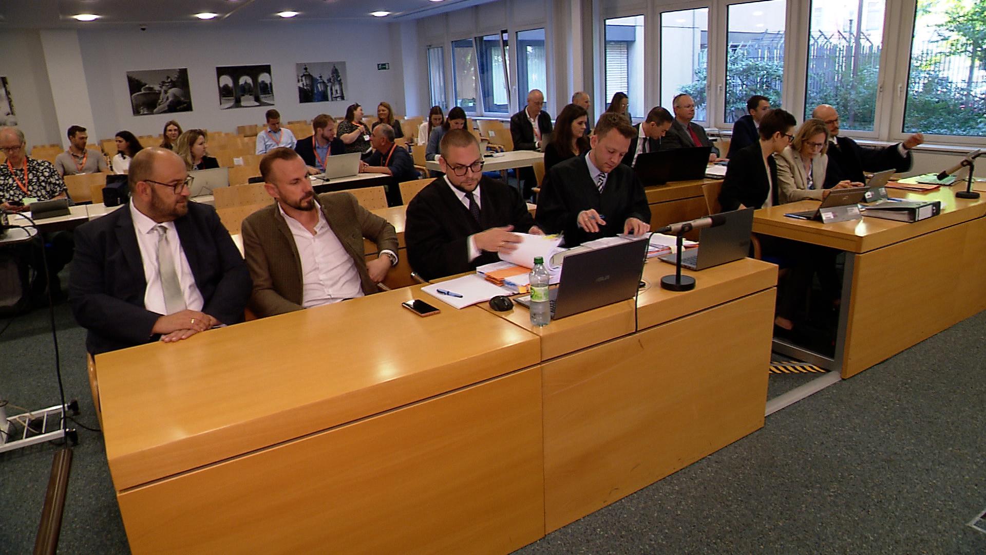 Die Klägerin sitzt auf ihrer Bank im Verwaltungsgericht München.