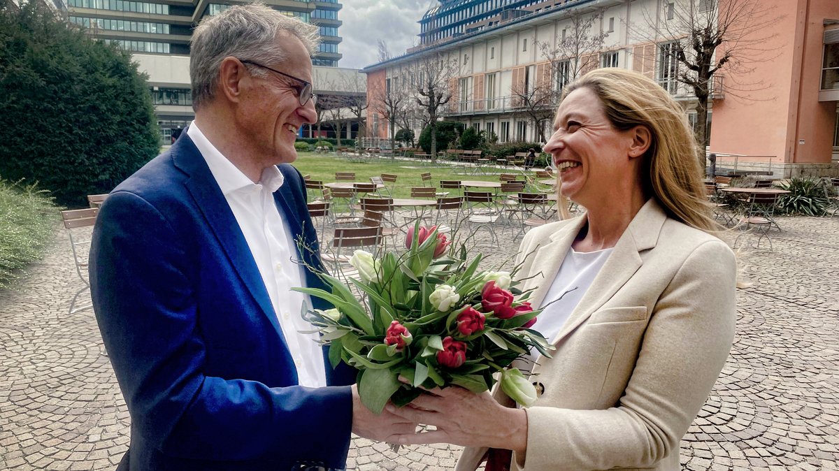 Tassilo Forchheimer gratuliert seiner Nachfolgerin Anja Miller mit einem rot-weißen Blumenstrauß.