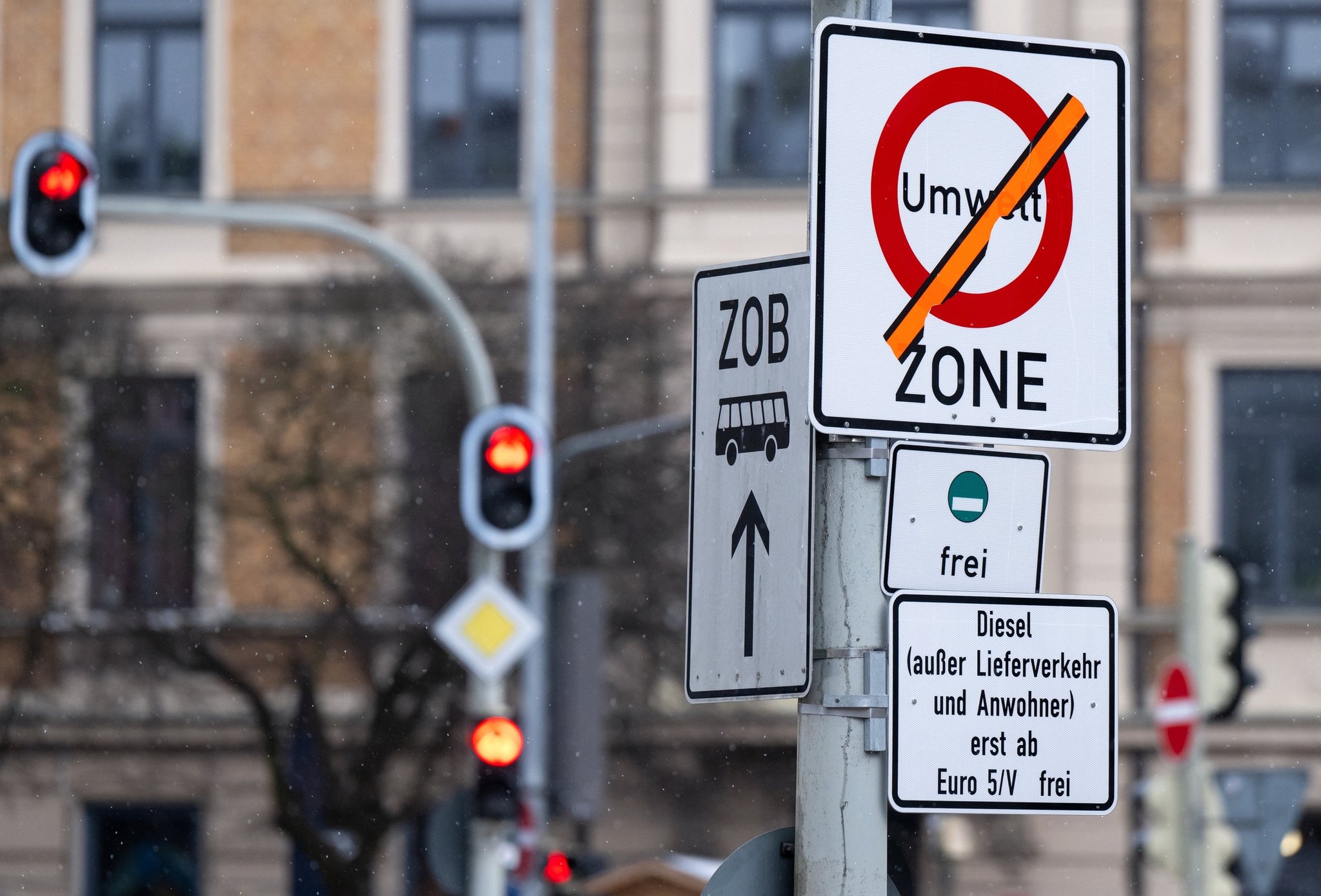 ARCHIV - 27.01.2023, Bayern, München: Ein Schild mit der Aufschrift ·Umwelt Zone· und ·Diesel (außer Lieferverkehr und Anwohner) erst ab Euro 5/V frei· steht an einer Zufahrt zur Landshuter Allee. Am Mittwoch debattiert der Stadtrat darüber, ob das Fahrverbot, das bereits für Dieselautos mit der Abgasnorm 4 gilt, auch auf Diesel-5-Fahrzeuge auszuweiten. (zu dpa: «Verschärfung des Diesel-Fahrverbots wird im Stadtrat diskutiert») Foto: Sven Hoppe/dpa +++ dpa-Bildfunk +++