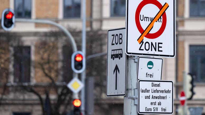 ARCHIV - 27.01.2023, Bayern, München: Ein Schild mit der Aufschrift ·Umwelt Zone· und ·Diesel (außer Lieferverkehr und Anwohner) erst ab Euro 5/V frei· steht an einer Zufahrt zur Landshuter Allee. Am Mittwoch debattiert der Stadtrat darüber, ob das Fahrverbot, das bereits für Dieselautos mit der Abgasnorm 4 gilt, auch auf Diesel-5-Fahrzeuge auszuweiten. (zu dpa: «Verschärfung des Diesel-Fahrverbots wird im Stadtrat diskutiert») Foto: Sven Hoppe/dpa +++ dpa-Bildfunk +++ | Bild:dpa-Bildfunk/Sven Hoppe