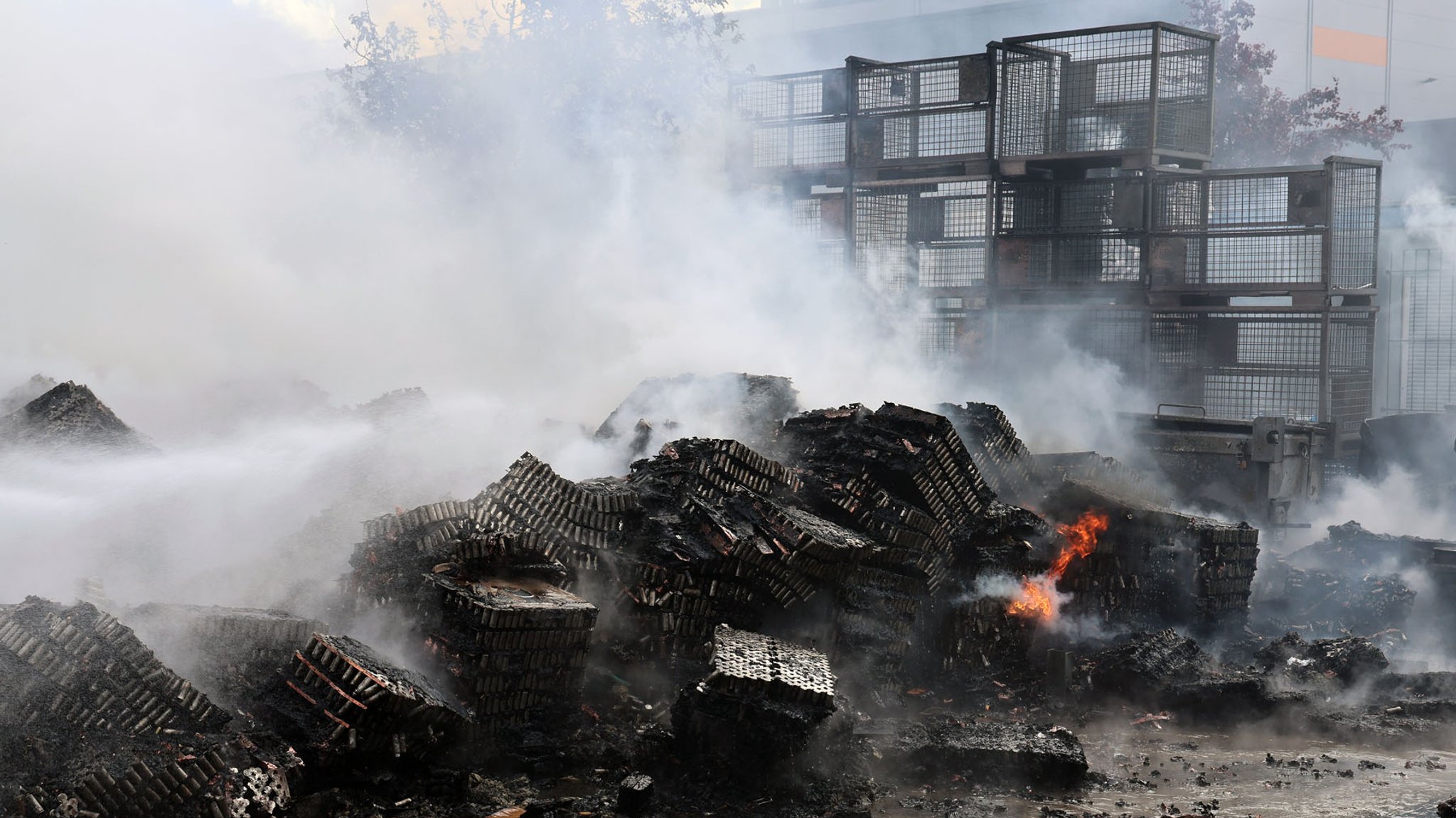 Aufwändige Löscharbeiten durch Brand bei Akku-Hersteller | Bild: Ralf Hettler Aufwändige Löscharbeiten durch Brand bei Akku-Hersteller