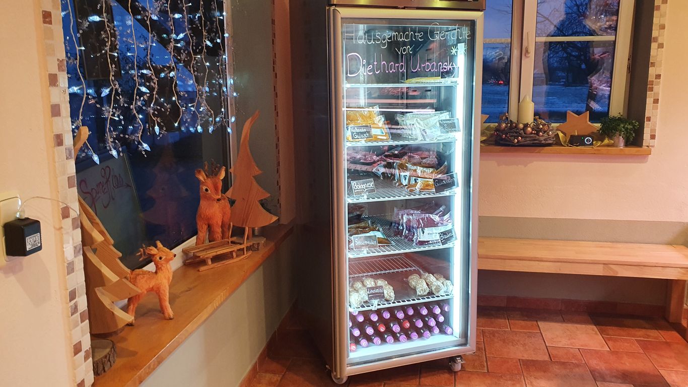 Essen vom Zwei-Sterne-Koch Diethard Urbansky in einem eigenen Kühlschrank im Laden.