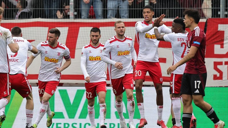 Jubel beim SSV Jahn Regensburg gegen den 1. FC Nürnberg | Bild: picture-alliance/dpa Jubel beim SSV Jahn Regensburg gegen den 1. FC Nürnberg