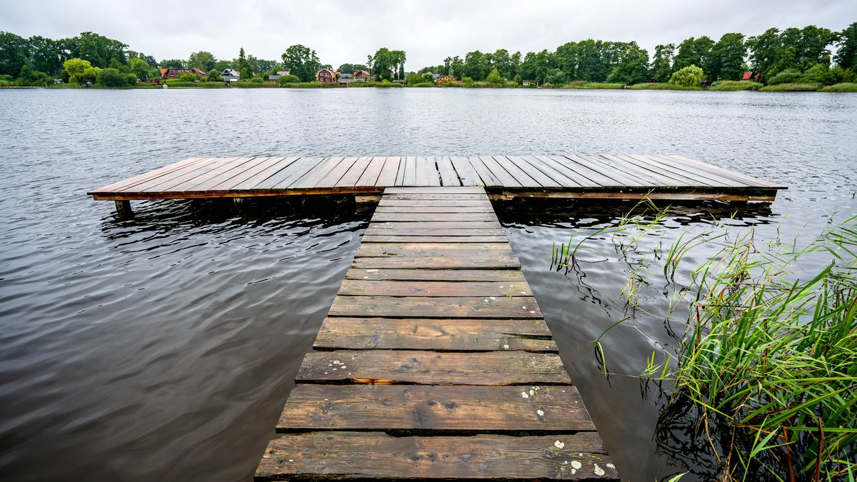 Leerer Steg an einem See (Symbolbild)