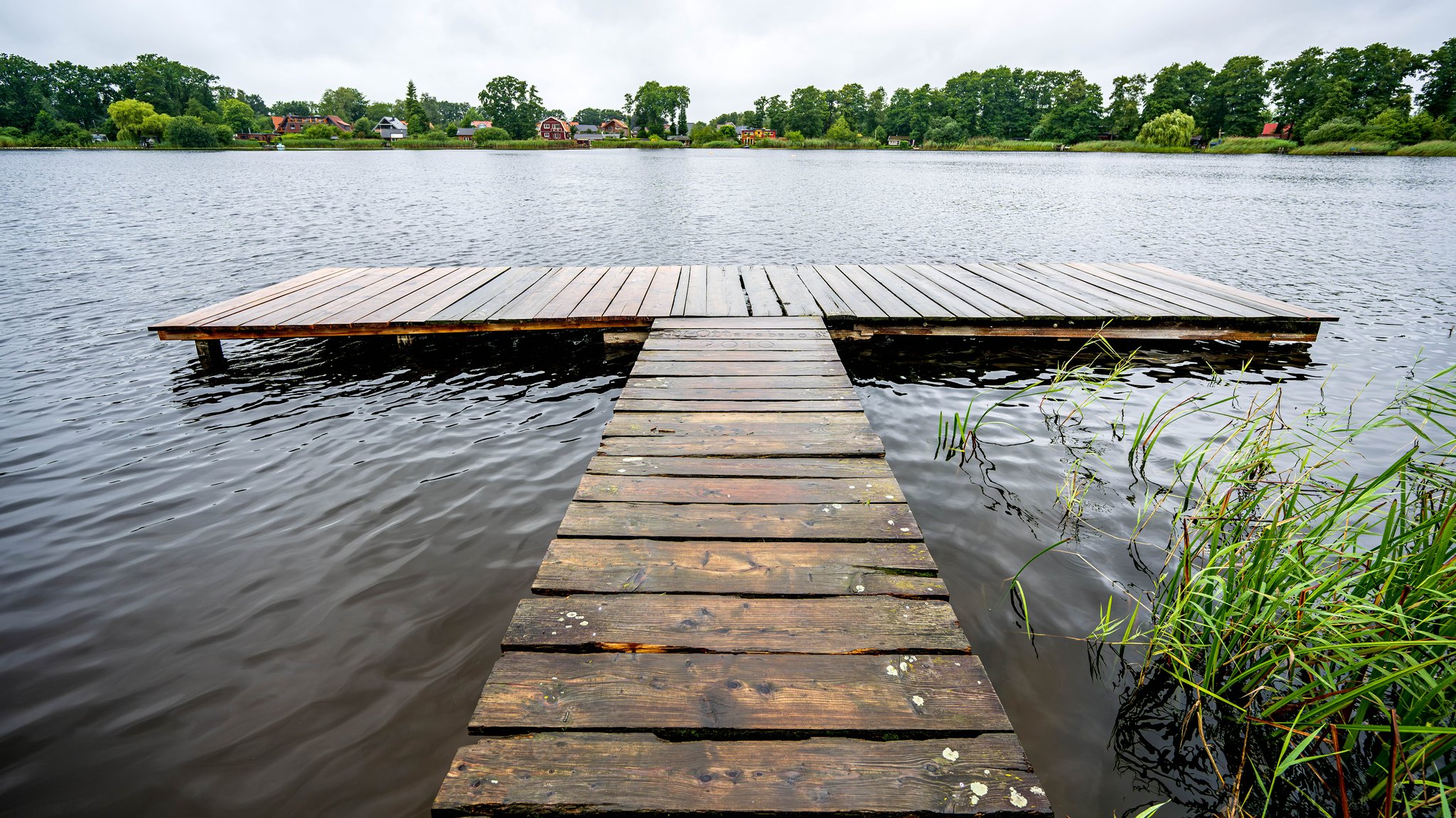 Rettungsschwimmer für fremdsprachige Warnschilder an Gewässern