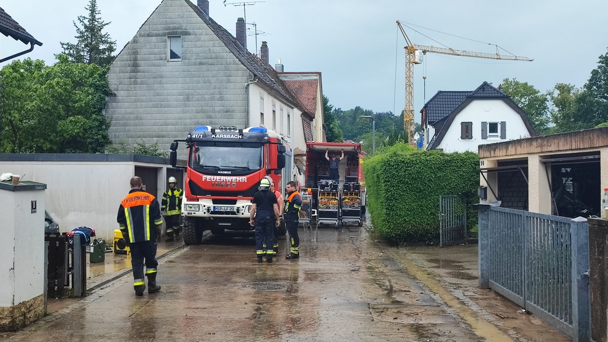 Die Feuerwehr pumpt vollgelaufene Keller von Häusern am Kitzinger Essbach leer.