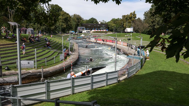 Der Augsburger Eiskanal | Bild: picture-alliance/dpa Der Augsburger Eiskanal