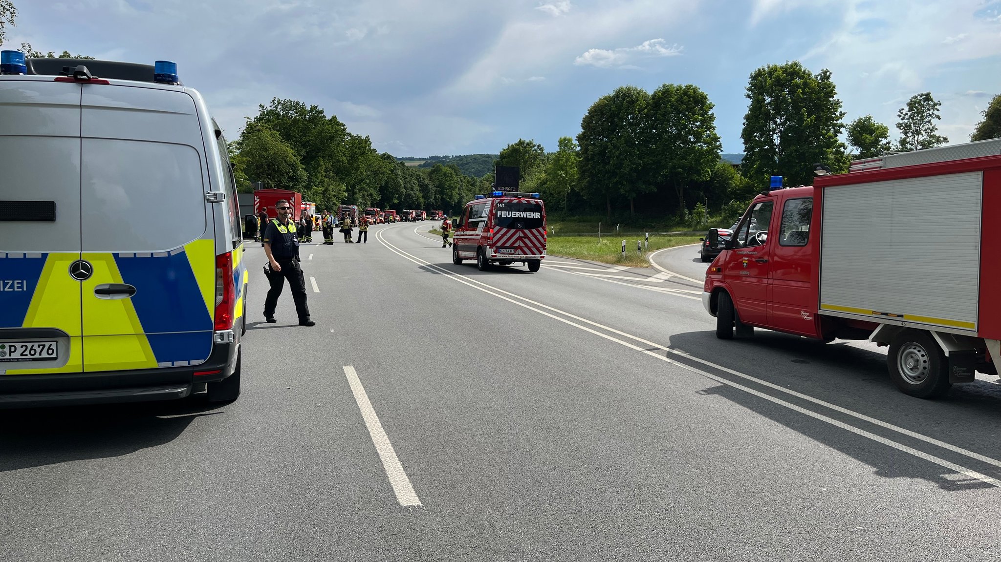 Großeinsatz auf der B16 im Landkreis Kelheim wegen einer unbekannten Substanz auf der Fahrbahn. 