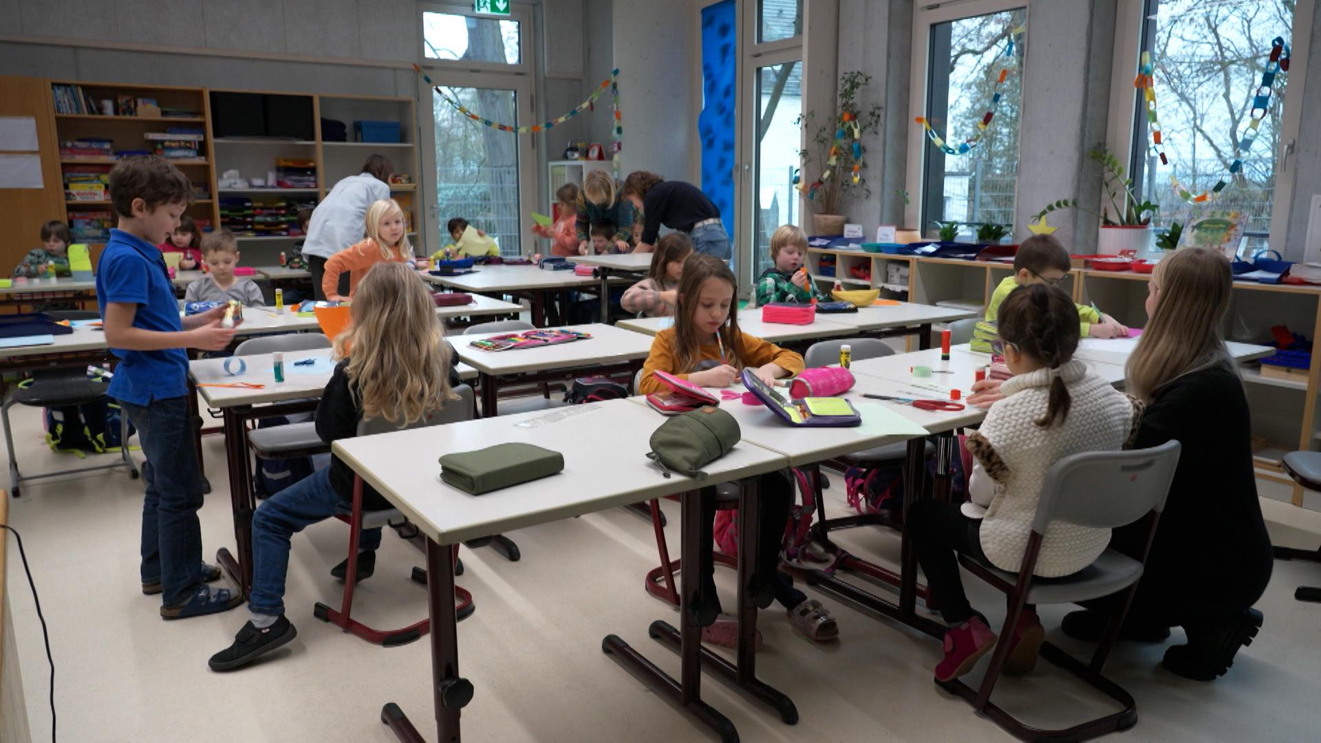 Im Bildungszentrum St. Wolfgang in Straubing findet eine besondere Art der Inklusion statt. Hier werden Schulkinder der Grundschule St. Jakob in Klassen mit beeinträchtigten Kindern integriert. Sie verbringen die gesamte Grundschulzeit gemeinsam.