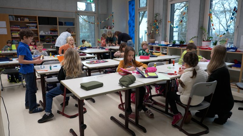 Im Bildungszentrum St. Wolfgang in Straubing findet eine besondere Art der Inklusion statt. Hier werden Schulkinder der Grundschule St. Jakob in Klassen mit beeinträchtigten Kindern integriert. Sie verbringen die gesamte Grundschulzeit gemeinsam.