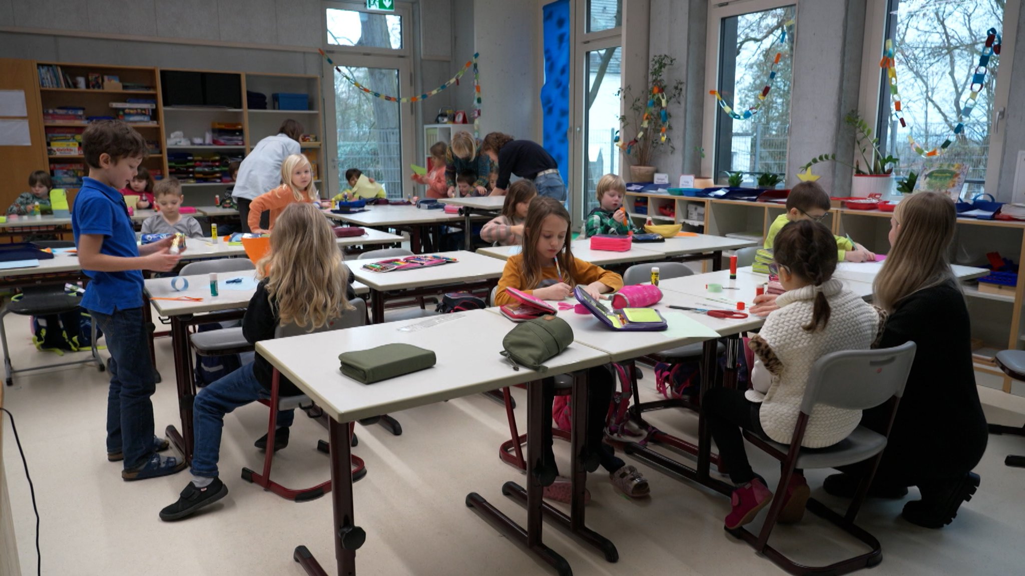 Im Bildungszentrum St. Wolfgang in Straubing findet eine besondere Art der Inklusion statt. Hier werden Schulkinder der Grundschule St. Jakob in Klassen mit beeinträchtigten Kindern integriert. Sie verbringen die gesamte Grundschulzeit gemeinsam.