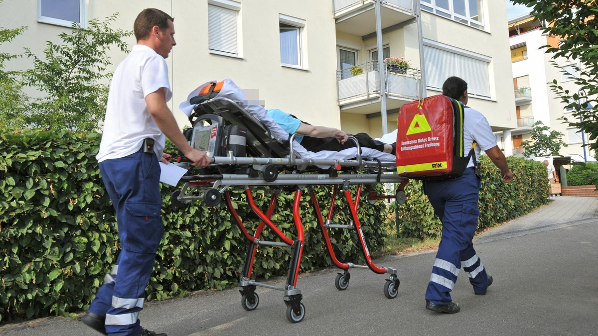 Eine Patientin wird ins Krankenhaus gebracht (Symbolbild)