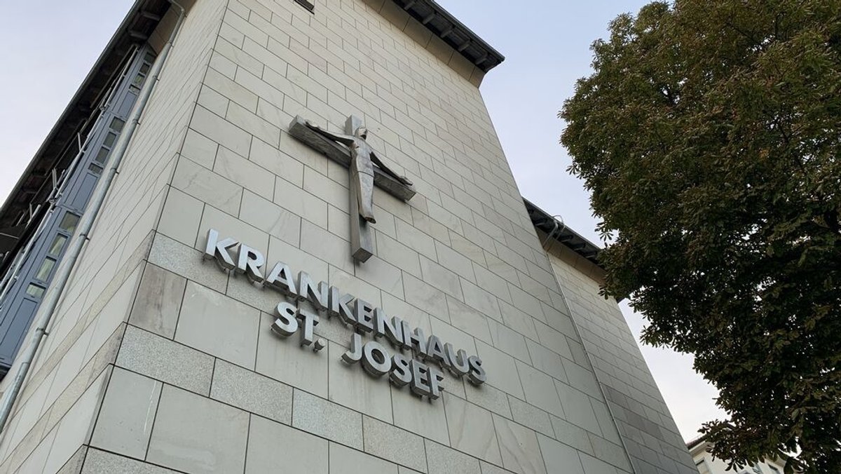 Eine Fassade des St. Josef Krankenhaus in Schweinfurt mit Jesus am Kreuz.