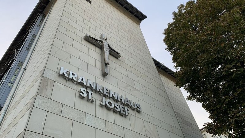 Eine Fassade des St. Josef Krankenhaus in Schweinfurt mit Jesus am Kreuz. | Bild: BR/Norbert Steiche Eine Fassade des St. Josef Krankenhaus in Schweinfurt mit Jesus am Kreuz.