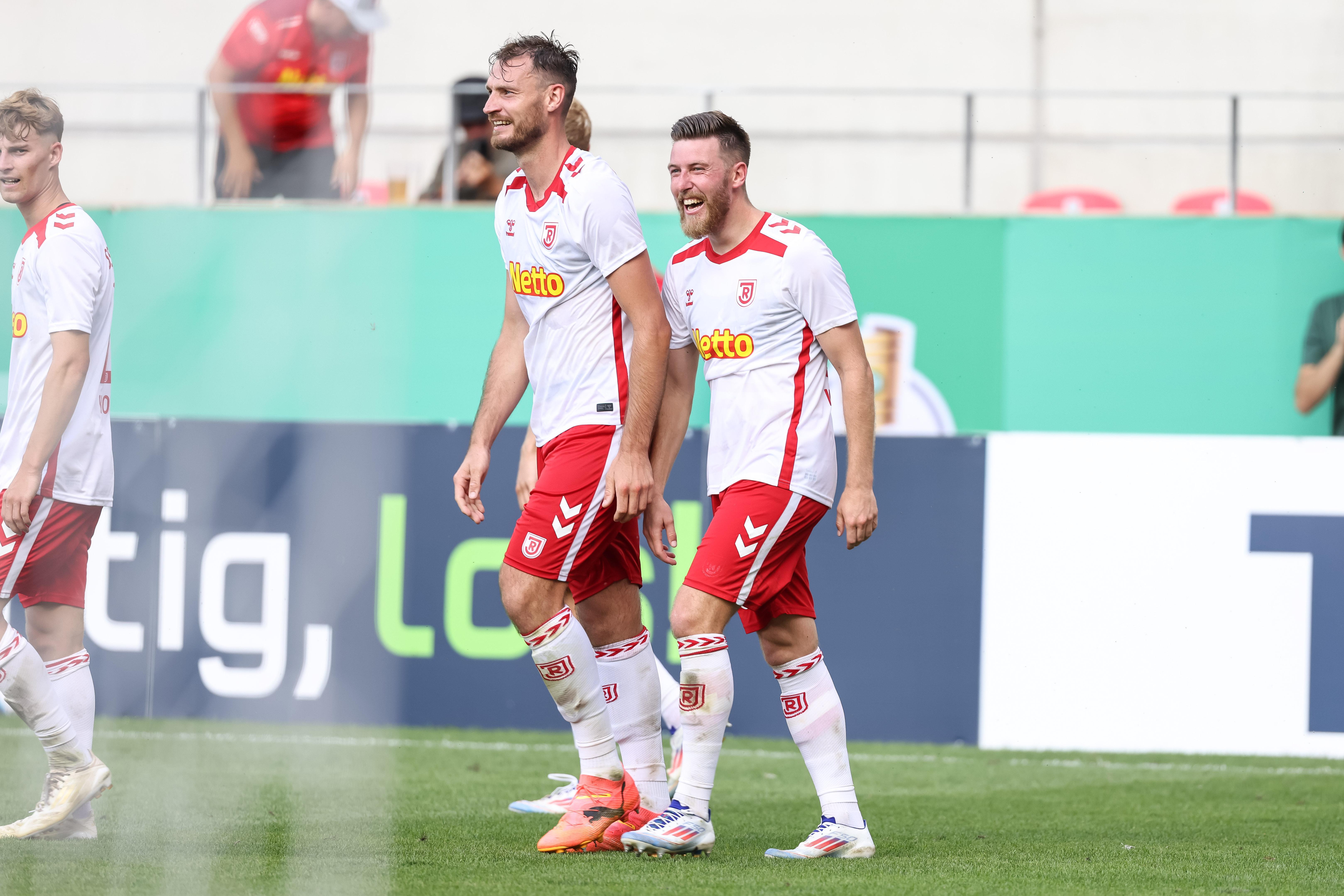 Florian Ballas und Christian Kühlwetter jubeln über das Tor von Jahn Regensburg 